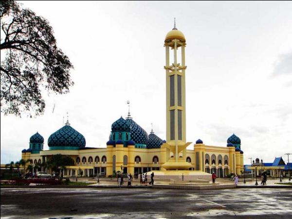 Loading... Al_Karomah_Grand_Mosque_of_Martapura_,_Indonesia.jpg