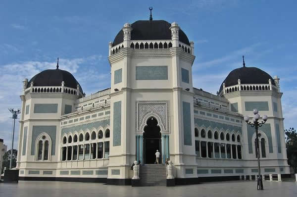 Loading... Masjid_Raya_Medan_Indonesia.jpg